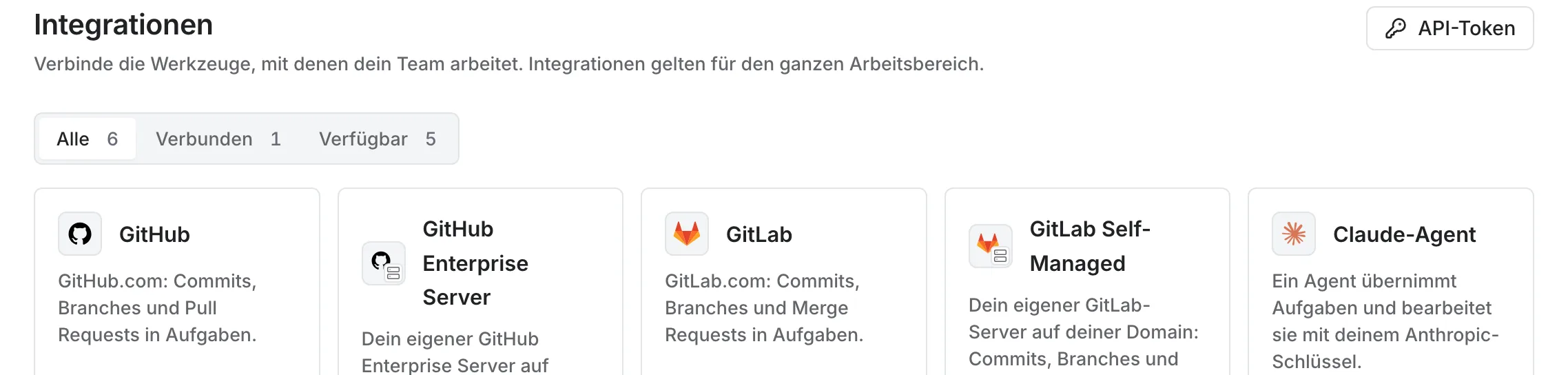 Screenshot: der Integrationskatalog mit den Kacheln für GitHub und GitLab